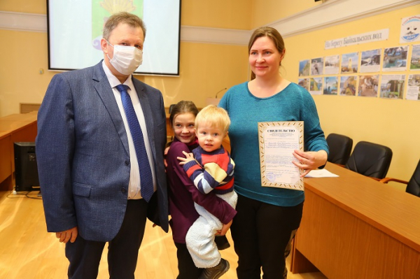 В Иркутском районе вручили 14 жилищных сертификатов молодым семьям 